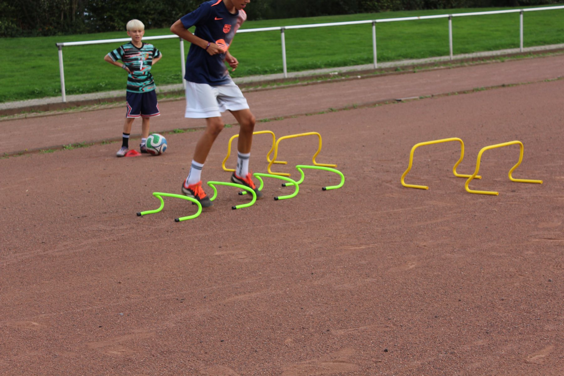 Kinder beim Hürden- und Lauftraining