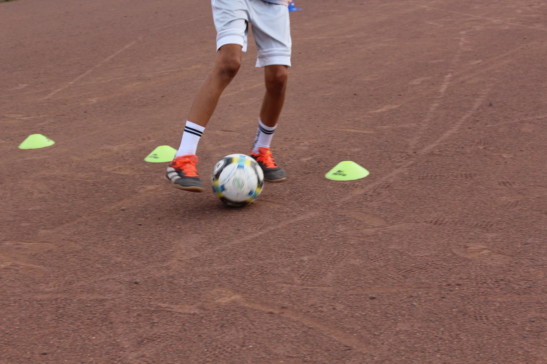 Athletiktraining mit Ball und Reaktionsgurt