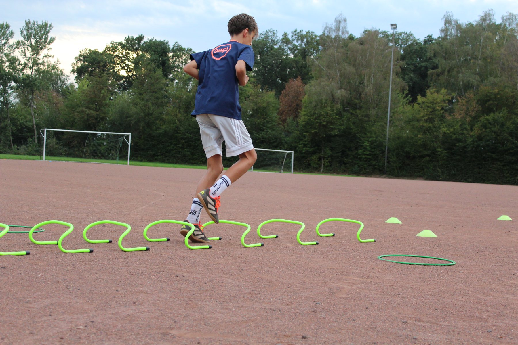 Bewegungstraining mit Ball auf dem Platz